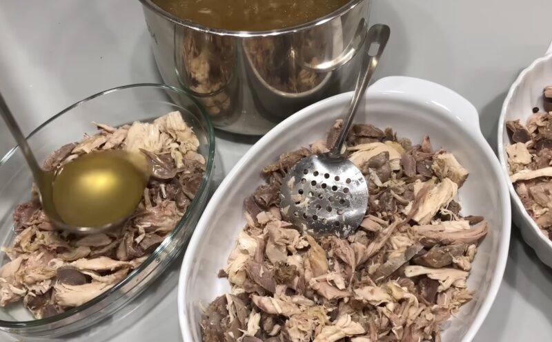 Забудьте о традиционном: секретный рецепт куриного заливного, которое покорит вашу семью в один миг