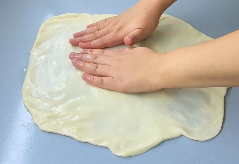 Секрет идеальной выпечки от бабушки: просто добавьте кипяток в муку для невероятно вкусного слоеного пирога!