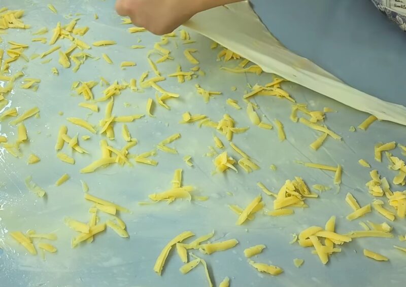 Секрет идеальной выпечки от бабушки: просто добавьте кипяток в муку для невероятно вкусного слоеного пирога!