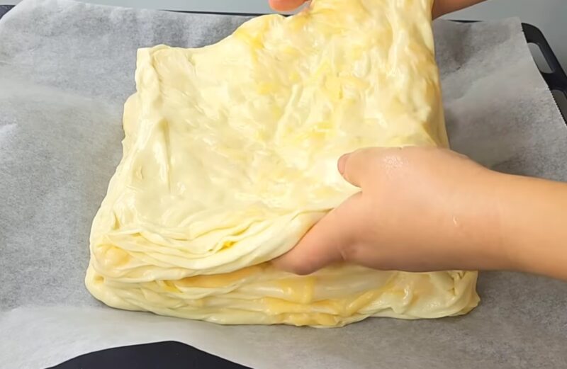 Секрет идеальной выпечки от бабушки: просто добавьте кипяток в муку для невероятно вкусного слоеного пирога!