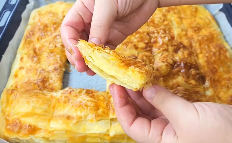 Секрет идеальной выпечки от бабушки: просто добавьте кипяток в муку для невероятно вкусного слоеного пирога!