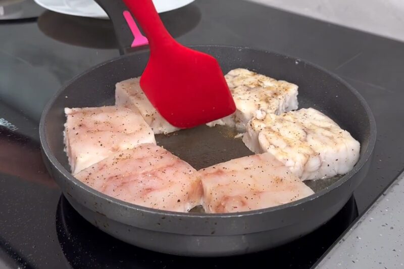 Открыла для себя идеальный ужин: минтай по-провансальски. Быстро, бюджетно и так вкусно, что пальчики оближешь!