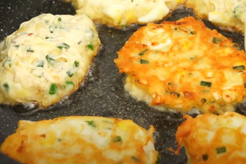 Готовится проще, чем оладьи, а результат вкуснее пирожков: феноменальное блюдо для ленивого утра