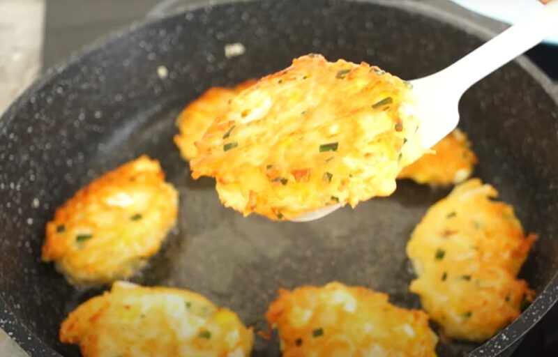 Готовится проще, чем оладьи, а результат вкуснее пирожков: феноменальное блюдо для ленивого утра