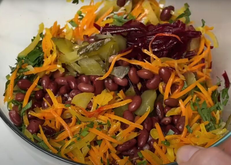 Всего 4 ингредиента и 10 минут: готовим салат, который станет вашей палочкой-выручалочкой на все случаи жизни