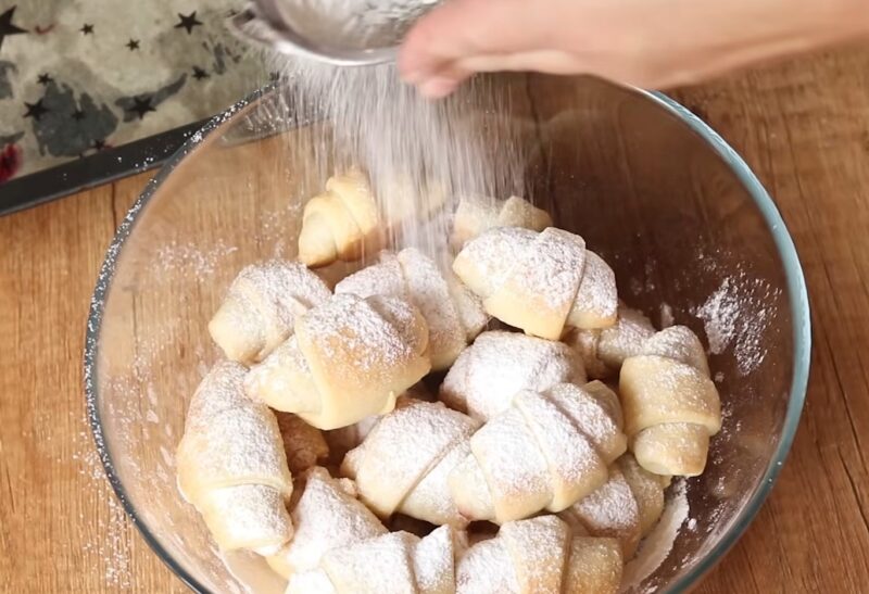 Молдавские рогалики с вишней на жиру: раскрываю секрет выпечки, которая тает во рту и сводит с ума своим ароматом!