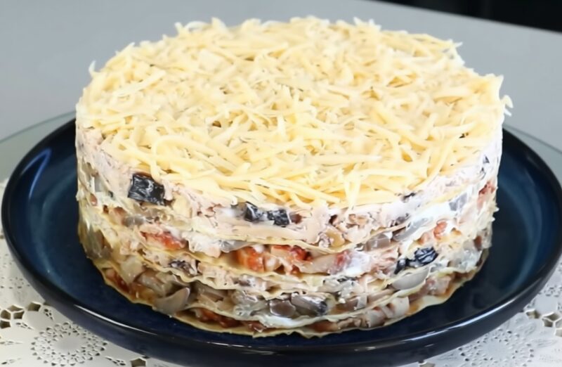 Новогодний шедевр из недорогих продуктов. Сочный и нежный закусочный торт!