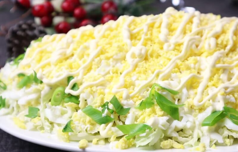 Новогодний салат "Мимоза" по-новому! Рецепт с нежным вкусом и необычным соусом