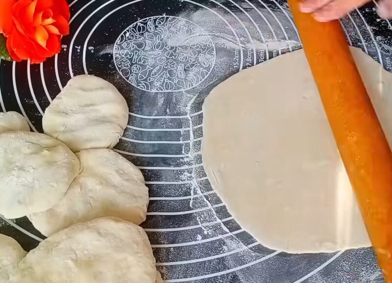 Всего 3 ингредиента! Эти лепёшки на сковороде — просто находка: мягкие, с аппетитной золотистой корочкой