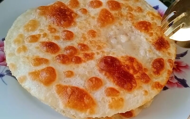 Всего 3 ингредиента! Эти лепёшки на сковороде — просто находка: мягкие, с аппетитной золотистой корочкой