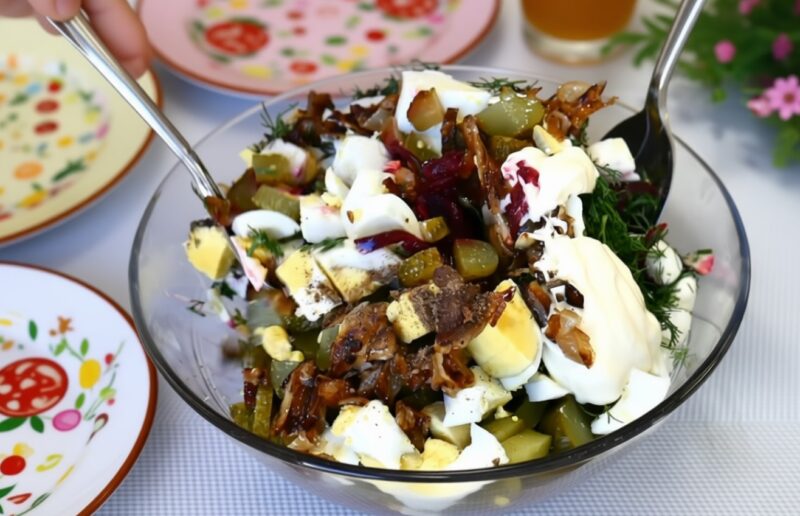 Идеальный салат для занятых: простое сочетание свеклы и солёных огурцов, которое вас удивит своей сытностью и вкусом