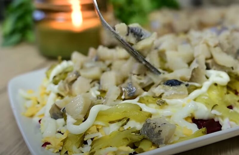 Готовится за 15 минут до праздника: салат "Зимний Смак" - рецепт, который спасет ваш Новогодний ужин!