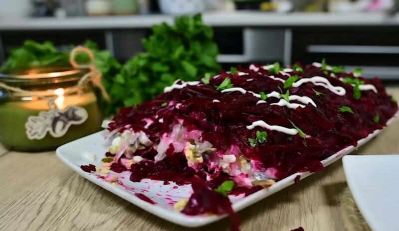 Готовится за 15 минут до праздника: салат "Зимний Смак" - рецепт, который спасет ваш Новогодний ужин!