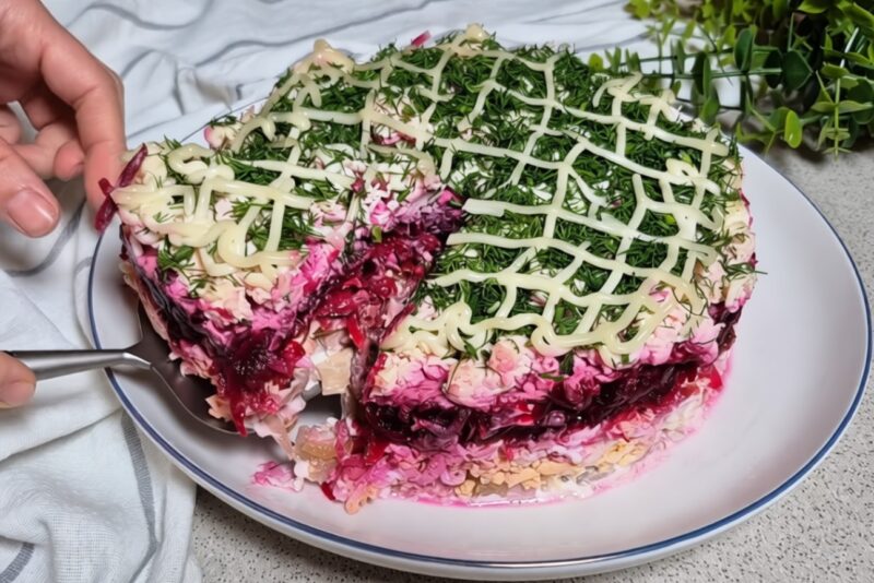 Салат «Свекольное Чудо» - нежный, сытный и ароматный. Идеальное блюдо для любого стола!