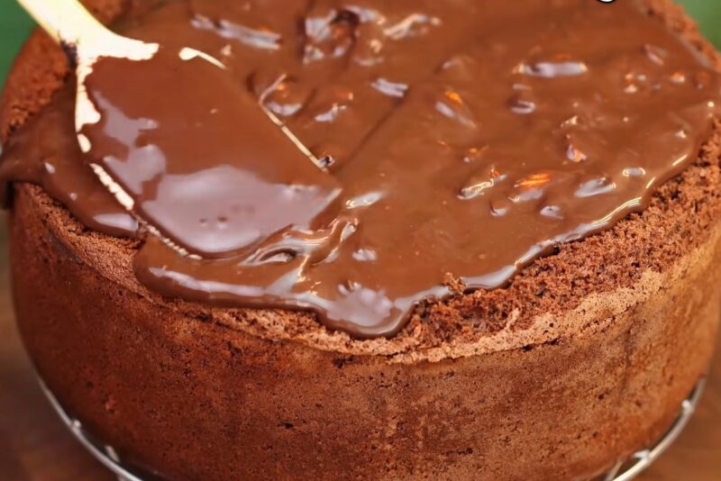 Знаменитый торт «Пьяная вишня» — лучший выбор для случая, когда нужно удивить гостей. Так просто и так вкусно!