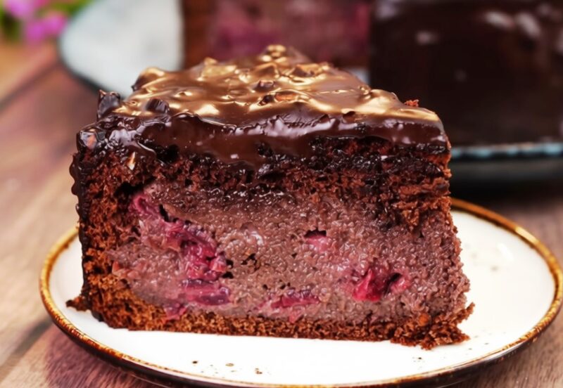 Знаменитый торт «Пьяная вишня» — лучший выбор для случая, когда нужно удивить гостей. Так просто и так вкусно!