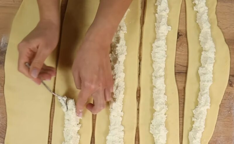 Секрет вечно мягких булочек: готовим мини-творожные пирожки, которые не черствеют даже на следующий день