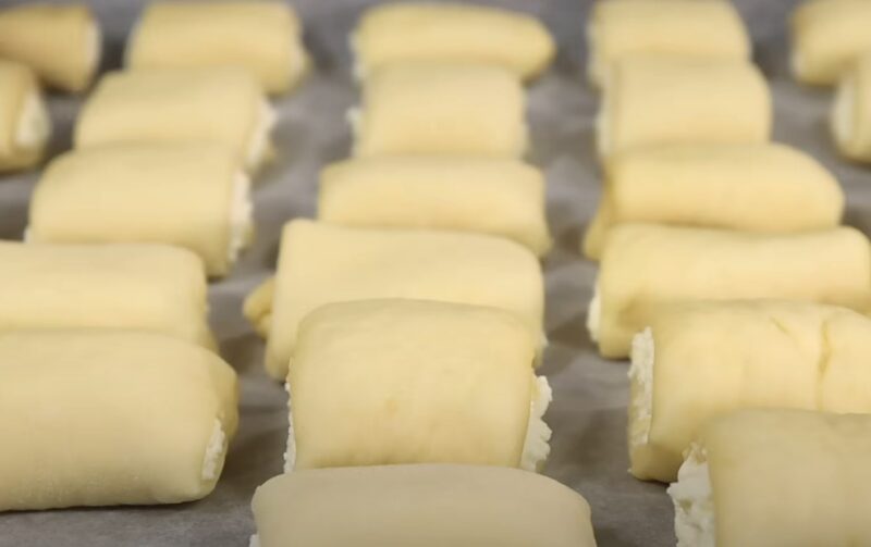 Секрет вечно мягких булочек: готовим мини-творожные пирожки, которые не черствеют даже на следующий день